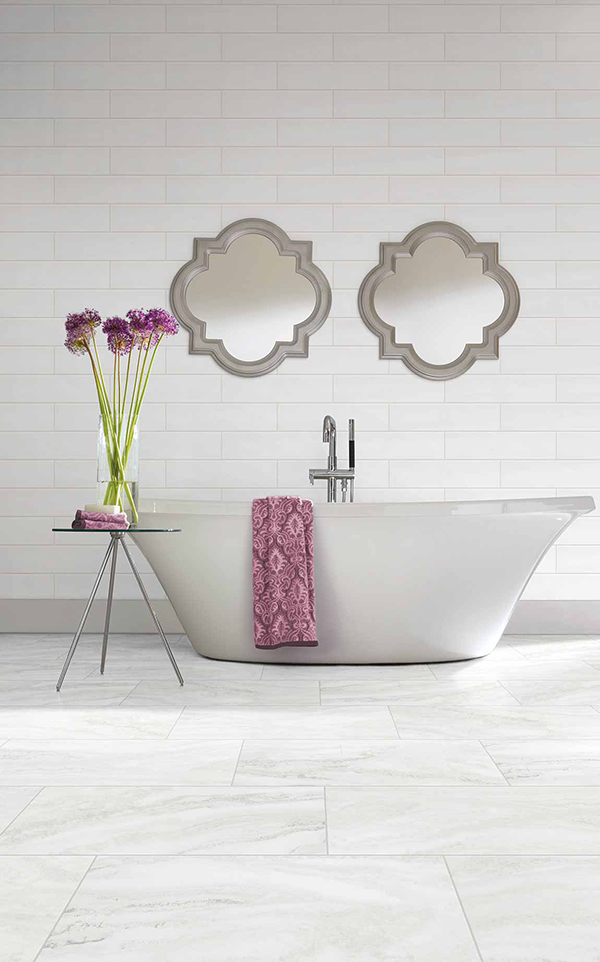 حمام تم تجديده حديثًا باستخدام بلاط مترو الأنفاق للبلاش العكسي